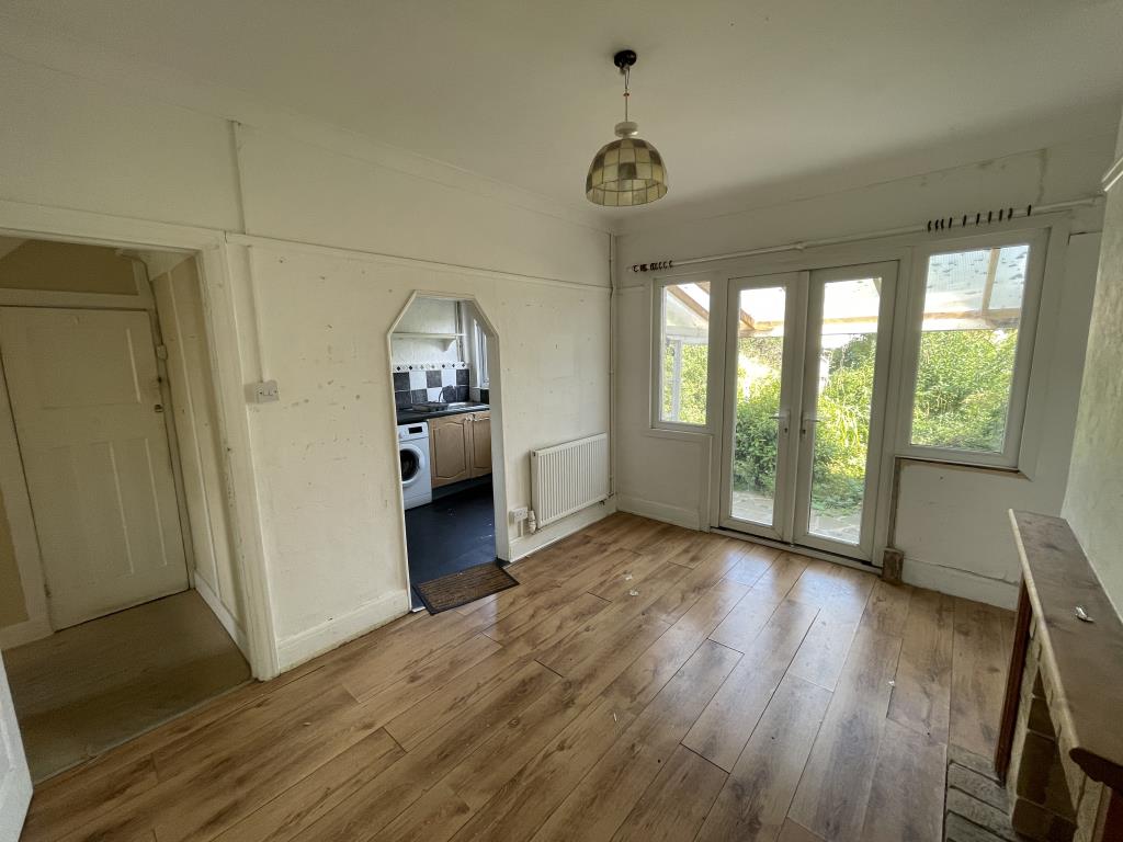 Lot: 103 - THREE-BEDROOM SEMI-DETACHED HOUSE FOR IMPROVEMENT - inside image of dining room